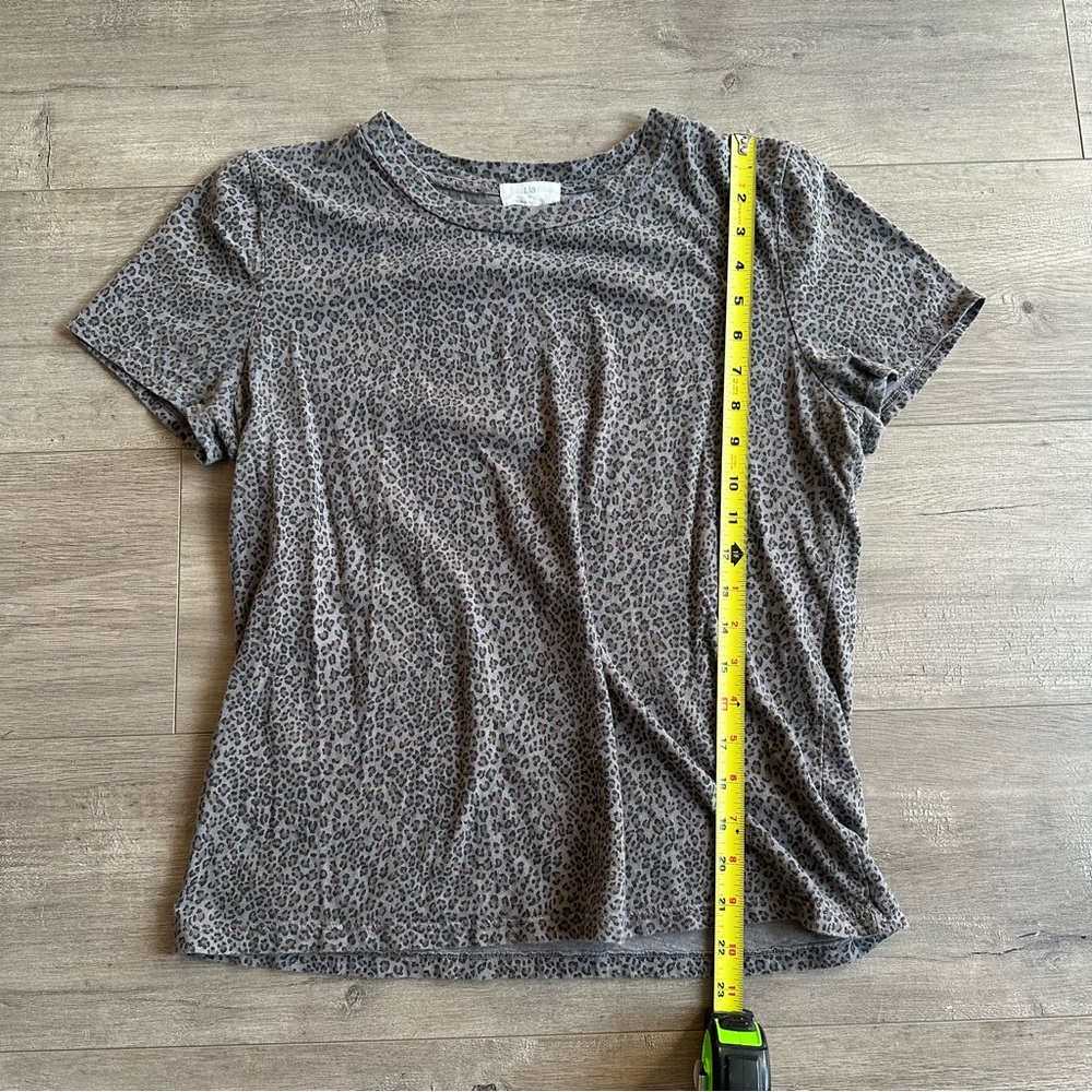 t.la gray/black/brown leopard print t-shirt - size medium - Picture 2 of 5